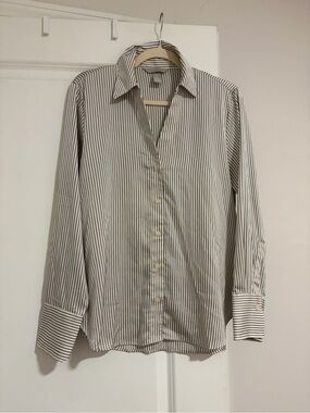 H&M black and white stripped shirt
